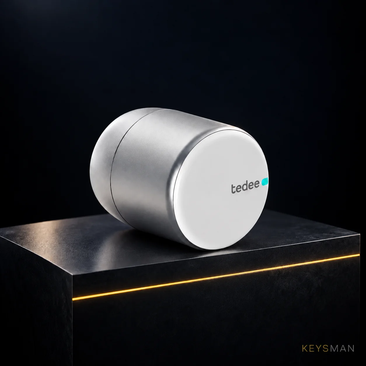 Cerradura inteligente Tedee sobre pedestal oscuro para Keysman Mallorca